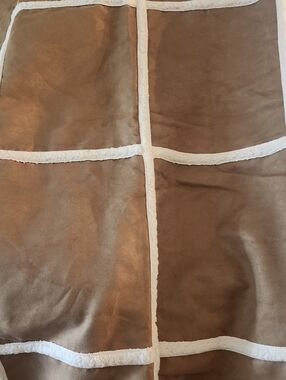 Kirkland Signature Tan and White Sherpa Throw